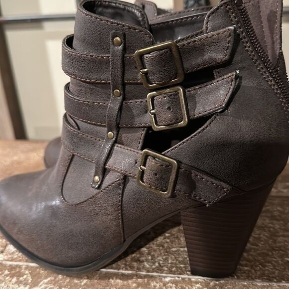 Booties size 8 - Picture 6 of 6